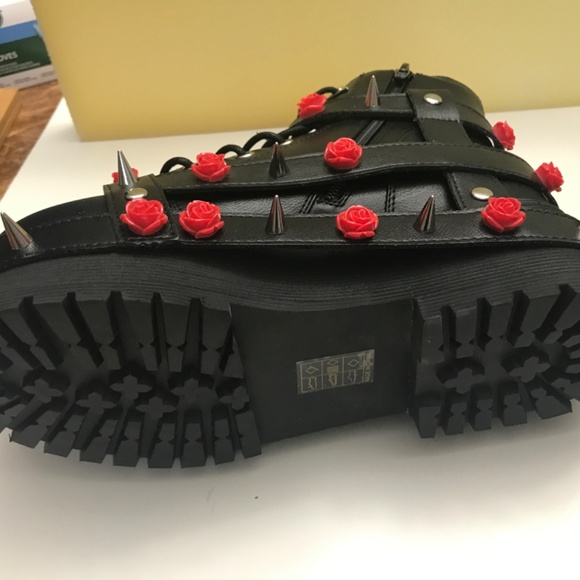 YRU Slayr Rose Black Bondage Spike Boot Size 7 NIB NWT - Picture 4 of 8